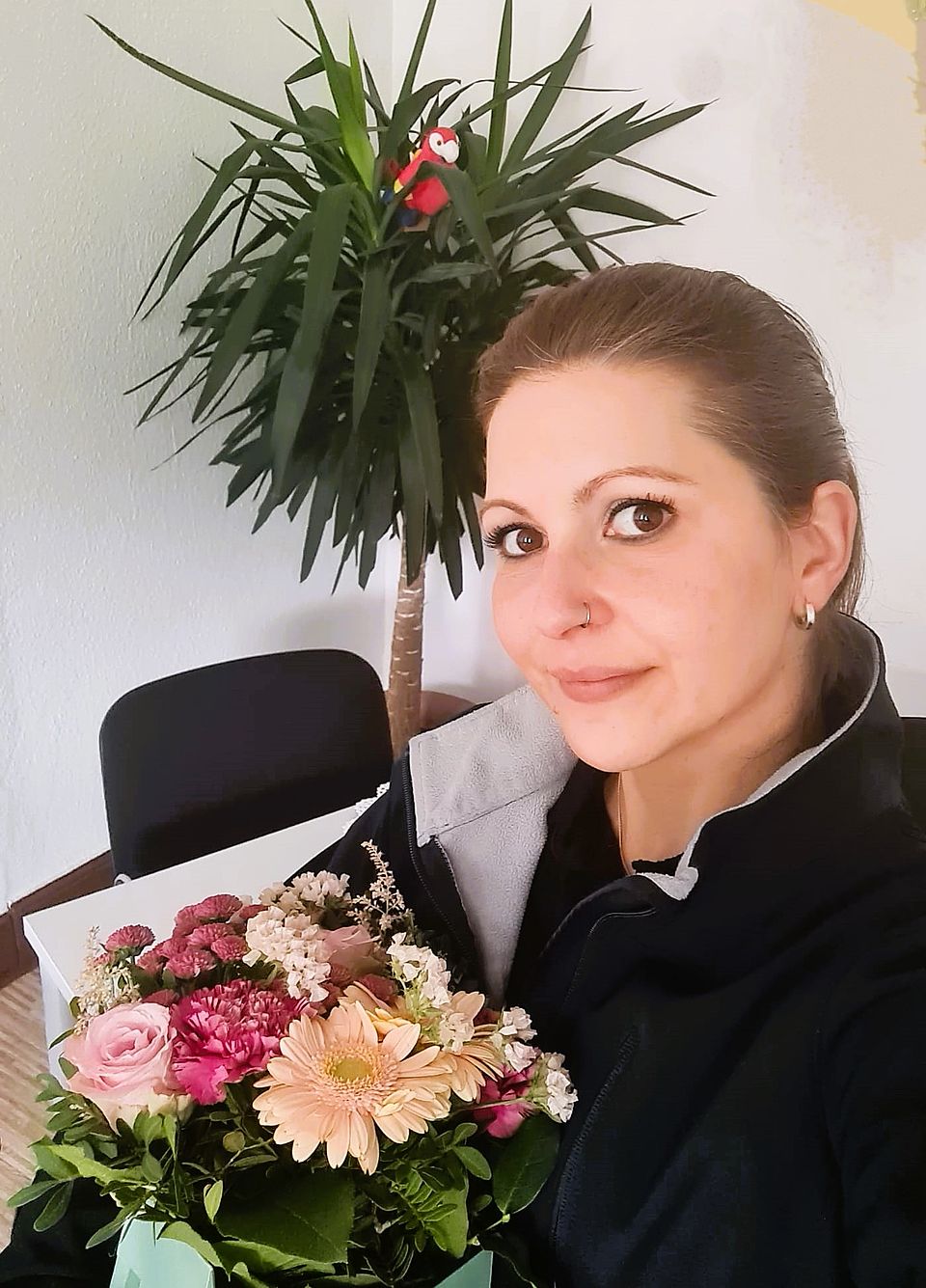 Christin Soyke mit einem bunten Blumenstrauß als Dankeschön 